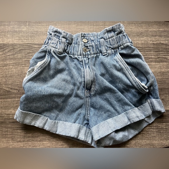 Ultra high-rise 80’s mom shorts from Hollister - Picture 2 of 3